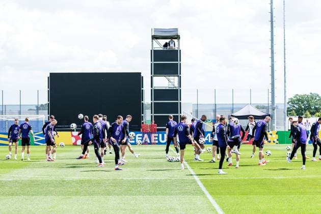 Training camp preparation UEFA EURO 2024 Germany 12 06 2024 The players each hold a ball in the air Training camp preparation UEFA EURO 2024 Germany Training HerzoBase, Herzogenaurach on 12 06 2024 Copyright: xBEAUTIFULxSPORTS Wunderlx