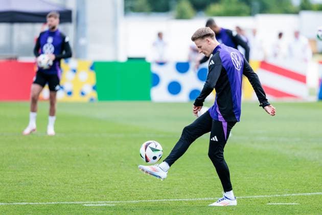 Training camp preparation UEFA EURO 2024 Germany 12 06 2024 Chris Führich Germany, 11 holds a ball in the air Training camp preparation UEFA EURO 2024 Germany Training HerzoBase, Herzogenaurach on 12 06 2024 Copyright: xBEAUTIFULxSPORTS Wunderlx