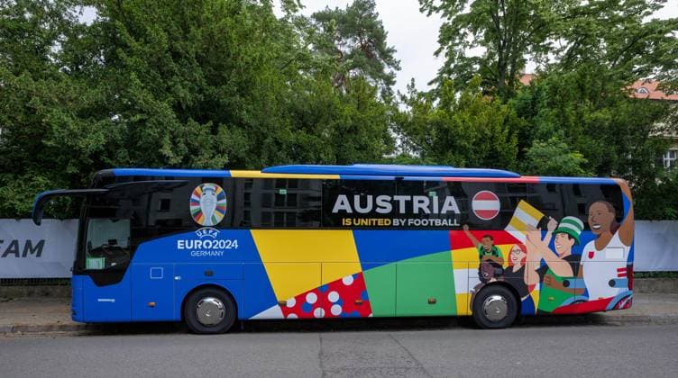 Football, men, season 2023 2024, for the European Championship 2024 in Germany, the Austrian national team moved into the Schlosshotel Grunewald in Berlin, in the picture the team bus in front of the hotel, 12 06 2024, Copyright: xMatthiasxKochx