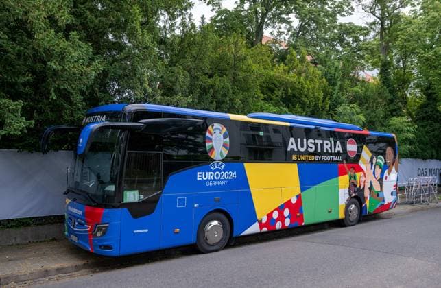 Football, men, season 2023 2024, for the European Championship 2024 in Germany, the Austrian national team moved into the Schlosshotel Grunewald in Berlin, in the picture the team bus in front of the hotel, 12 06 2024, Copyright: xMatthiasxKochx