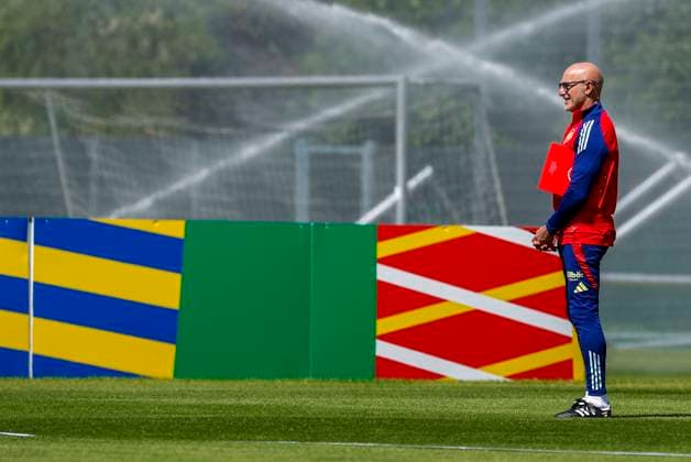 Sport Bilder des Tages Spanish soccer national team, Nationalteam s head coach Luis de la Fuente leads a training session at the SV Aasen Sports Center in Donaueschingen, Germany, 12 June 2024. Spain will face Croatia in an Euro 2024 soccer match at Olympiastadion stadium in Berlin on 15 June. Spain training session in Germany !ACHTUNG: NUR REDAKTIONELLE NUTZUNG!  Copyright: xJ.J.xGuillenx GRAF9263 20240612-55013847925_1_20240612