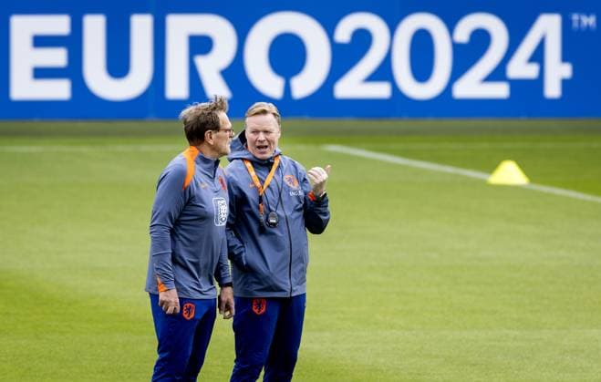 WOLFSBURG - Assistant Dwight Lodeweges and national coach Ronald Koeman during a training session of the Dutch national team, Nationalteam at the AOK Stadium on June 12, 2024 in Wolfsburg, Germany. The Dutch national team is preparing for the first group match at the European Football Championship in Germany against Poland. ANP KOEN VAN WEEL UEFA EURO, EM, Europameisterschaft,Fussball 2024 Germany 2024 xVIxANPxSportx xxANPxIVx 500924586 originalFilename: 500924586_20240612.jpg
