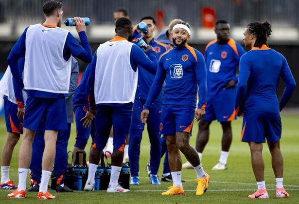 WOLFSBURG - Memphis Depay and Nathan Ake during a training session of the Dutch national team, Nationalteam at the AOK Stadium on June 12, 2024 in Wolfsburg, Germany. The Dutch national team is preparing for the first group match at the European Football Championship in Germany against Poland. ANP KOEN VAN WEEL UEFA EURO, EM, Europameisterschaft,Fussball 2024 Germany 2024 xVIxANPxSportx xxANPxIVx 500925722 originalFilename: 500925722_20240612.jpg