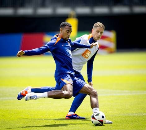 WOLFSBURG - Ryan Gravenberch and Joey Veerman during a training session of the Dutch national team, Nationalteam at the AOK Stadium on June 12, 2024 in Wolfsburg, Germany. The Dutch national team is preparing for the first group match at the European Football Championship in Germany against Poland. ANP KOEN VAN WEEL UEFA EURO, EM, Europameisterschaft,Fussball 2024 Germany 2024 xVIxANPxSportx xxANPxIVx 500925755 originalFilename: 500925755_20240612.jpg