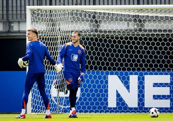 WOLFSBURG - Bart Verbruggen and Justin Bijlow during a training session of the Dutch national team, Nationalteam in the AOK Stadium on June 12, 2024 in Wolfsburg, Germany. The Dutch national team is preparing for the first group match at the European Football Championship in Germany against Poland. ANP KOEN VAN WEEL UEFA EURO, EM, Europameisterschaft,Fussball 2024 Germany 2024 xVIxANPxSportx xxANPxIVx 500925968 originalFilename: 500925968_20240612.jpg