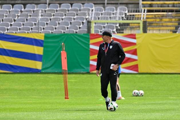 GER, UEFA European Championship 2024, Slovenian Base Camp Wuppertal 12 06 2023,Wuppertal ,Stadion am Zoo, GER, UEFA European Championship 2024, Slovenian Base Camp Wuppertal in the picture coach Madjar Kek SVN looks closely NordphotoxGmbHx xFreund nph00018