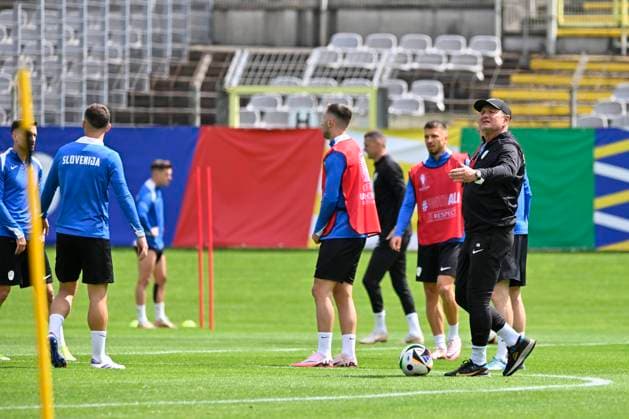 GER, UEFA European Championship 2024, Slovenian Base Camp Wuppertal 12 06 2023,Wuppertal ,Stadion am Zoo, GER, UEFA European Championship 2024, Slovenian Base Camp Wuppertal in picture Coach Madjar Kek SVN gives instruction NordphotoxGmbHx xFreund nph00018