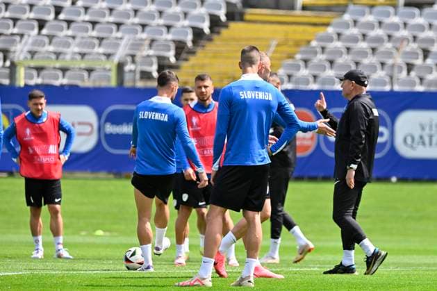 GER, UEFA European Championship 2024, Slovenian Base Camp Wuppertal 12 06 2023,Wuppertal ,Stadion am Zoo, GER, UEFA European Championship 2024, Slovenian Base Camp Wuppertal in the picture coach Madjar Kek SVN gives instructions NordphotoxGmbHx xFreund nph00018