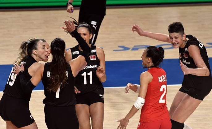 (240612) -- HONG KONG, June 12, 2024 -- Players of T¨¹rkiye celebrate scoring during the preliminary match between T¨¹rkiye and Thailand at the Women s Volleyball Nations League 2024 Hong Kong in Hong Kong, south China, June 12, 2024. ) (SP)CHINA-HONG KONG-VOLLEYBALL-WOMEN S NATIONS LEAGUE 2024-T?RKIYE VS THAILAND (CN) LoxPingxFai 