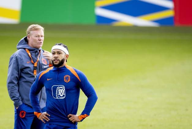 WOLFSBURG - National coach Ronald Koeman and Memphis Depay during a training session of the Dutch national team, Nationalteam in the AOK Stadium on June 12, 2024 in Wolfsburg, Germany. The Dutch national team is preparing for the first group match at the European Football Championship in Germany against Poland. ANP KOEN VAN WEEL UEFA EURO, EM, Europameisterschaft,Fussball 2024 Germany 2024 xVIxANPxSportx xxANPxIVx 500926643 originalFilename: 500926643_20240612.jpg
