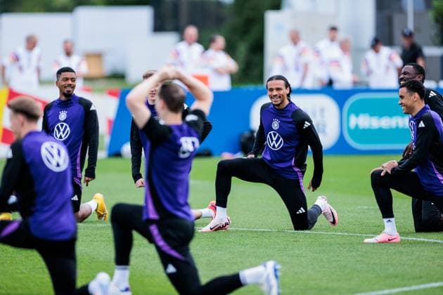 Training camp preparation UEFA EURO 2024 Germany 12 06 2024 Leroy Sane Germany, 19 jokes while stretching with Manuel Neuer Germany, 1 , Antonio Rüdiger Germany, 2 and Jamal Musiala Germany, 10 laugh with Training camp preparation UEFA EURO 2024 Germany Training HerzoBase, Herzogenaurach on 12 06 2024 Copyright: xBEAUTIFULxSPORTS Wunderlx
