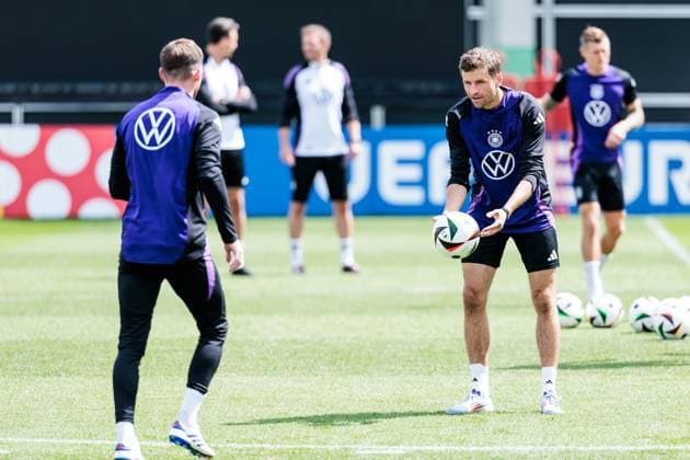 Training camp preparation UEFA EURO 2024 Germany 12 06 2024 Thomas Müller Germany, 13 throws a ball to Pascal Groß Germany, 5 Training camp preparation UEFA EURO 2024 Germany Training HerzoBase, Herzogenaurach on 12 06 2024 Copyright: xBEAUTIFULxSPORTS Wunderlx