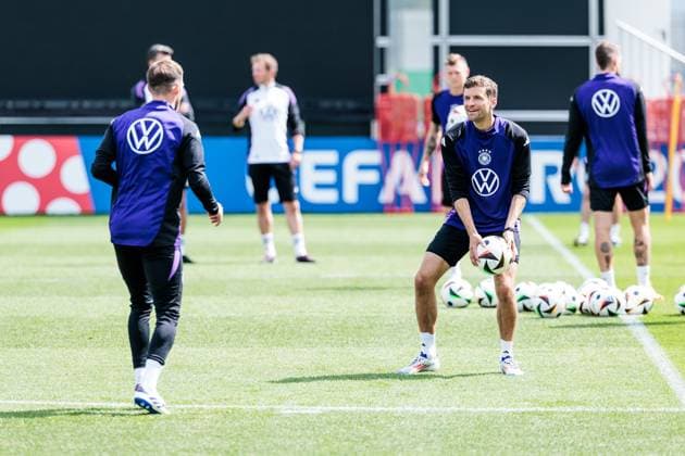 Training camp preparation UEFA EURO 2024 Germany 12 06 2024 Thomas Müller Germany, 13 throws a ball to Pascal Groß Germany, 5 Training camp preparation UEFA EURO 2024 Germany Training HerzoBase, Herzogenaurach on 12 06 2024 Copyright: xBEAUTIFULxSPORTS Wunderlx