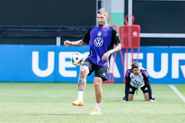 Training camp preparation UEFA EURO 2024 Germany 12 06 2024 Robert Andrich Germany, 23 holds up a ball Training camp preparation UEFA EURO 2024 Germany Training HerzoBase, Herzogenaurach on 12 06 2024 Copyright: xBEAUTIFULxSPORTS Wunderlx