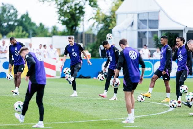 Training camp preparation UEFA EURO 2024 Germany 12 06 2024 The players hold up a ball standing in a circle and have to pass it on after the announced number of touches Jonathan Tah Germany, 4 , Manuel Neuer Germany, 1 , Jamal Musiala Germany, 10 , Benjamin Henrichs Germany, 20 , Leroy Sane Germany, 19 Training camp preparation UEFA EURO 2024 Germany Training HerzoBase, Herzogenaurach on 12 06 2024 Copyright: xBEAUTIFULxSPORTS Wunderlx