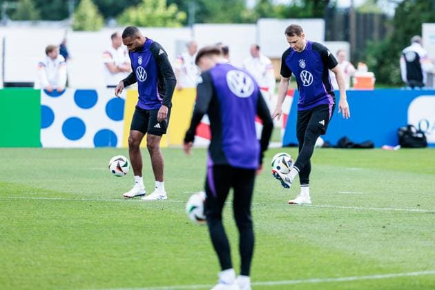 Training camp preparation UEFA EURO 2024 Germany 12 06 2024 Standing in a circle, the players hold up a ball and have to pass it on after the announced number of touches Jonathan Tah Germany, 4 , Manuel Neuer Germany, 1 Training camp preparation UEFA EURO 2024 Germany Training HerzoBase, Herzogenaurach on 12 06 2024 Copyright: xBEAUTIFULxSPORTS Wunderlx
