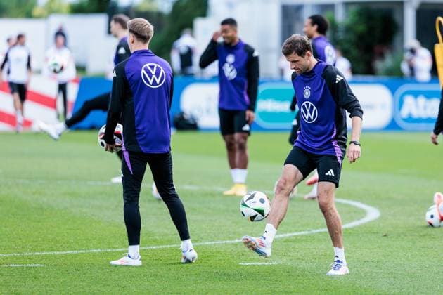 Training camp preparation UEFA EURO 2024 Germany 12 06 2024 Standing in a circle, the players hold up a ball and have to pass it on after the announced number of touches Thomas Müller Germany, 13 Training camp preparation UEFA EURO 2024 Germany Training HerzoBase, Herzogenaurach on 12 06 2024 Copyright: xBEAUTIFULxSPORTS Wunderlx