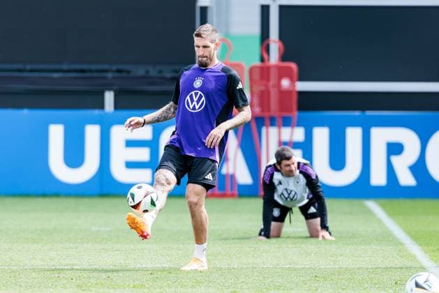 Training camp preparation UEFA EURO 2024 Germany 12 06 2024 Robert Andrich Germany, 23 holds up a ball Training camp preparation UEFA EURO 2024 Germany Training HerzoBase, Herzogenaurach on 12 06 2024 Copyright: xBEAUTIFULxSPORTS Wunderlx