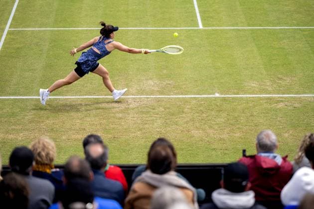 Sport Bilder des Tages ROSMALEN - Bianca Andreescu (CAN) in action against Yue Yuan (CHN) on the fifth day of the Libema Open tennis tournament in Rosmalen. ANP SANDER KONING xVIxANPxSportx xxANPxIVx 500927317 originalFilename: 500927317_20240612.jpg