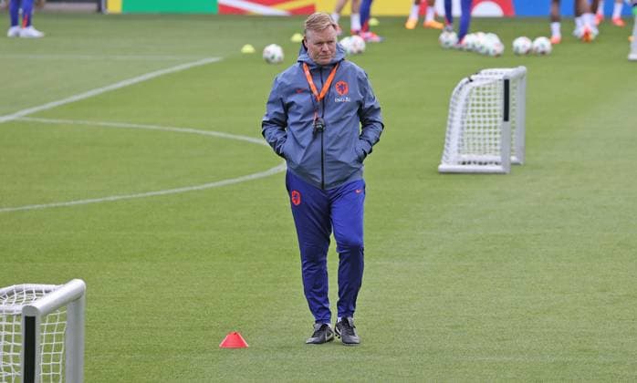 Euro 2024, Training Netherlands in Wolfsburg Wolfsburg, 12 06 2024, Football, European Championship 2024, Public training of the Netherlands in the AOK Stadium in Wolfsburg, Wolfsburg school classes at the only semi-public training session of the Dutch national soccer team in the European Championship quarters Wolfsburg, picture shows coach Ronald Koeman Wolfsburg