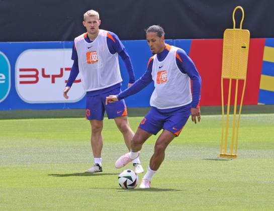 Euro 2024, Training Netherlands in Wolfsburg Wolfsburg, 12 06 2024, Football, European Championship 2024, Public training of the Netherlands in the AOK stadium in Wolfsburg, Wolfsburg school classes at the only semi-public training of the Dutch national soccer team in the EM quarter Wolfsburg, picture shows Virgil van Dijk on the right and Matthijs de Ligt on the left Wolfsburg
