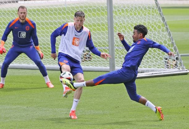 Euro 2024, Training Netherlands in Wolfsburg Wolfsburg, 12 06 2024, Football, European Championship 2024, Public training of the Netherlands in the AOK stadium in Wolfsburg, Wolfsburg school classes at the only semi-public training of the Dutch national soccer team in the EM quarter Wolfsburg, picture shows Wout Weghorst left against Ian Maatsen Wolfsburg