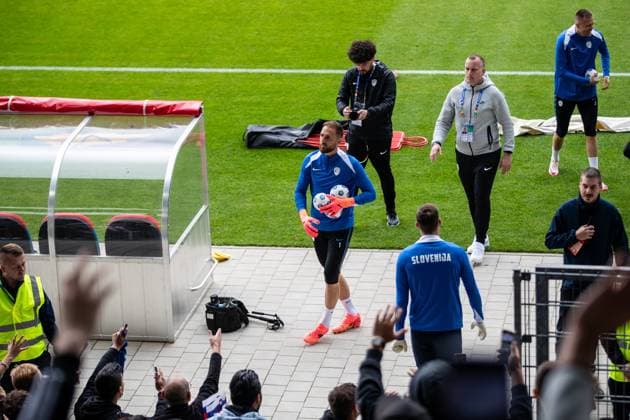 Public training, Slovenia 12 06 2024 Players of Slovenia come to the pitch from the tunnel, Jan Oblak Slovenia, Atletico Madrid, 1 throws the ball in the direction of the spectators Public training, Slovenia Stadion am ZOO, Wuppertal 12 06 2024 Copyright: xBEAUTIFULxSPORTS Buriakovx