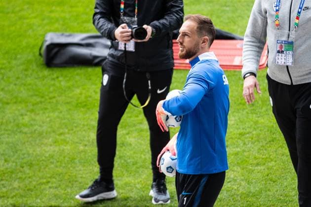 Public training, Slovenia 12 06 2024 Players of Slovenia come to the pitch from the tunnel, Jan Oblak Slovenia, Atletico Madrid, 1 throws the ball in the direction of the spectators Public training, Slovenia Stadion am ZOO, Wuppertal 12 06 2024 Copyright: xBEAUTIFULxSPORTS Buriakovx
