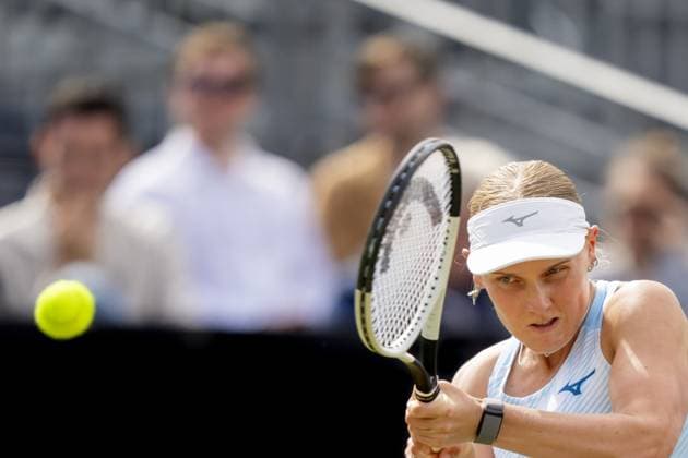 ROSMALEN - Suzan Lamens (NED) in action against Naomi Osaka (JPN) on the fifth day of the Libema Open tennis tournament in Rosmalen. ANP SANDER KONING xVIxANPxSportx xxANPxIVx 500932105 originalFilename: 500932105_20240612.jpg