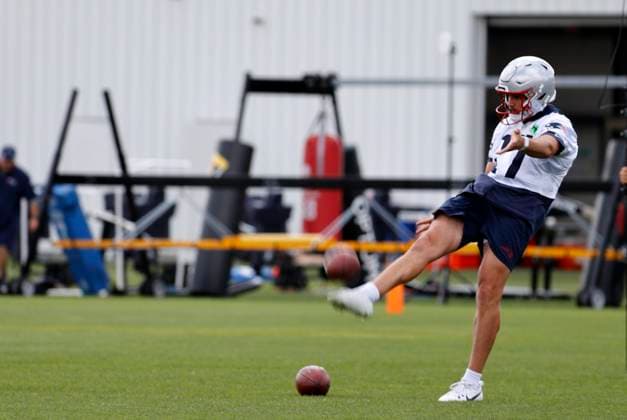FOXBOROUGH, MA - JUNE 12: New England Patriots punter Bryce Baringer (17) punts the ball during New England Patriots Minicamp on June 12, 2024, at The Patriots practice facility at Gillette Stadium in Foxborough, Massachusetts. (Photo by Fred Kfoury III Icon Sportswire) NFL, American Football Herren, USA JUN 12 New England Patriots Minicamp EDITORIAL USE ONLY Icon48224061200120240612