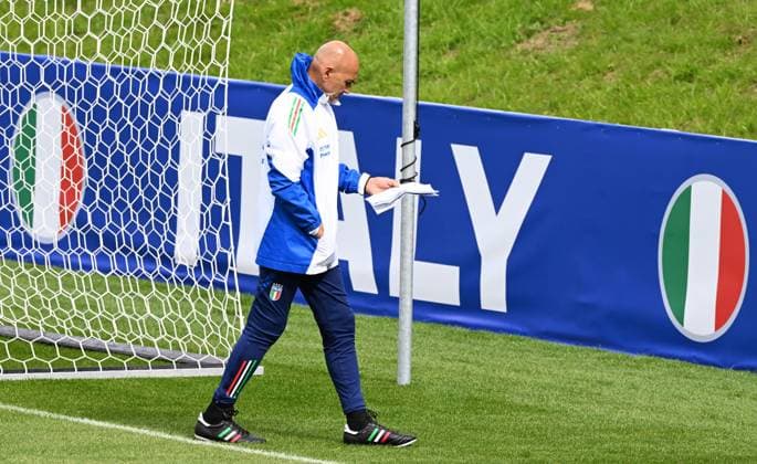 June 12, 2024, Iserlohn, Germany: Italy™s head coach Luciano Spalletti checks a note sheet prior to a training session of the Italian team at the Hemberg Stadion Nord Halle in Iserlhon, Germany, 12 June 2024. ANSA DANIEL DAL ZENNARO UEFA EURO, EM, Europameisterschaft,Fussball 2024  - ZUMAa110 20240612_zaf_a110_019_20240612 Copyright: xDanielxDalxZennarox