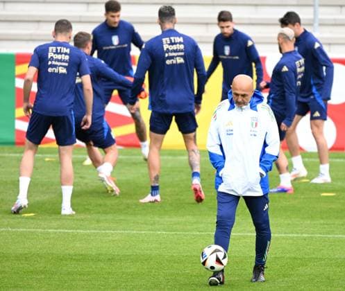 June 12, 2024, Iserlohn, Germany: Italy™s head coach Luciano Spalletti attends a training session at the Hemberg Stadion Nord Halle in Iserlhon, Germany, 12 June 2024. ANSA DANIEL DAL ZENNARO UEFA EURO, EM, Europameisterschaft,Fussball 2024 - ITALY TRAINING  - ZUMAa110 20240612_zaf_a110_021_20240612 Copyright: xDanielxDalxZennarox