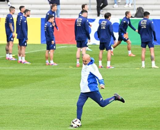 June 12, 2024, Iserlohn, Germany: Italy™s head coach Luciano Spalletti kicks trhe ball during a training session at the Hemberg Stadion Nord Halle in Iserlhon, Germany, 12 June 2024. ANSA DANIEL DAL ZENNARO UEFA EURO, EM, Europameisterschaft,Fussball 2024 - ITALY TRAINING  - ZUMAa110 20240612_zaf_a110_023_20240612 Copyright: xDanielxDalxZennarox