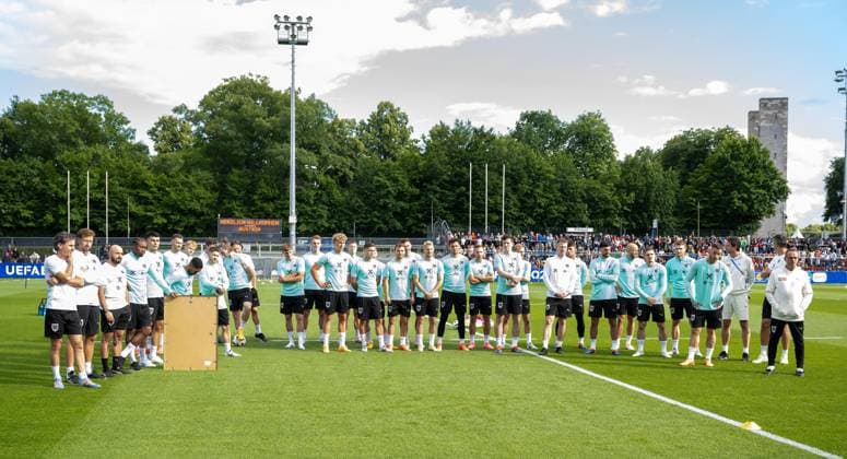 Football, men, season 2023 2024, European Championship 2024 in Germany, training of the national team of Austria in the amateur stadium in the Olympiapark Berlin, in the picture the squad before the training, 12 06 2024, Copyright: xMatthiasxKochx