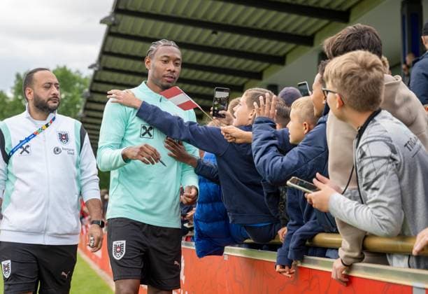 Soccer, men, season 2023 2024, European Championship 2024 in Germany, training of the national team of Austria in the amateur stadium in the Olympiapark Berlin, in the picture co-coach David Alaba Austria gave the fans many autographs, 12 06 2024, Copyright: xMatthiasxKochx