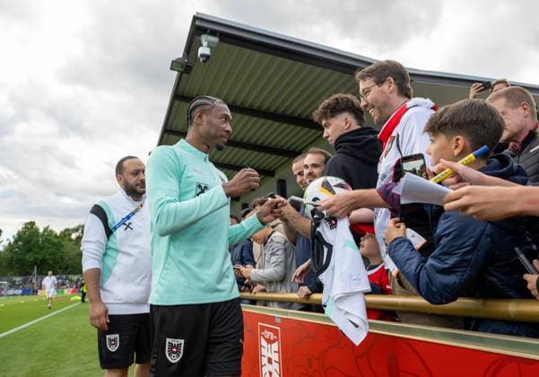 Soccer, men, season 2023 2024, European Championship 2024 in Germany, training of the national team of Austria in the amateur stadium in the Olympiapark Berlin, in the picture co-coach David Alaba Austria gave the fans many autographs, 12 06 2024, Copyright: xMatthiasxKochx