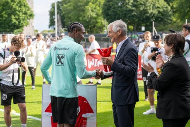 Football, Men, Season 2023 2024, European Championship 2024 in Germany, Training of the national team of Austria in the amateur stadium in the Olympiapark Berlin, in the picture Co Coach David Alaba Austria , Dr Michael Linhart Austrian Ambassador in Berlin , 12 06 2024, Copyright: xMatthiasxKochx