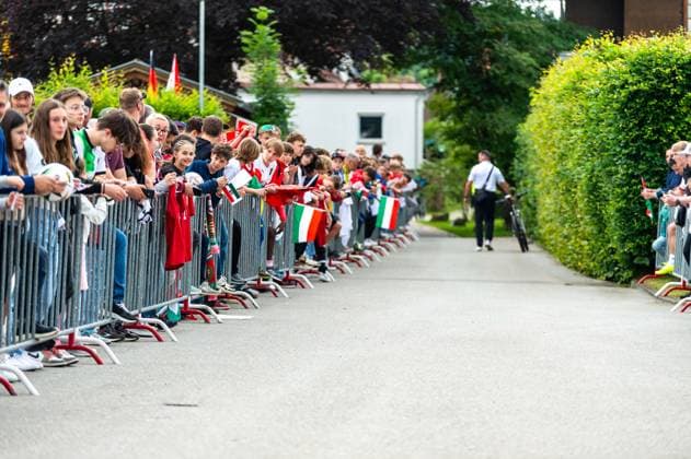 Waiting fans for the autographs GER, Public training Hungarian national team, Football, Euro, UEFA, 12 06 2024, GER, Public training Hungarian national team, Football, Euro, UEFA, 12 06 2024 Weiler im Allgaeu Copyright: xEibner-Pressefoto FlorianxWolfx EP_FWF