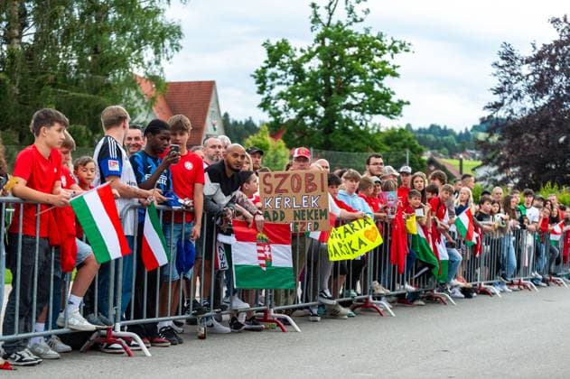 Waiting fans for the autographs GER, Public training Hungarian national team, Football, Euro, UEFA, 12 06 2024, GER, Public training Hungarian national team, Football, Euro, UEFA, 12 06 2024 Weiler im Allgaeu Copyright: xEibner-Pressefoto FlorianxWolfx EP_FWF