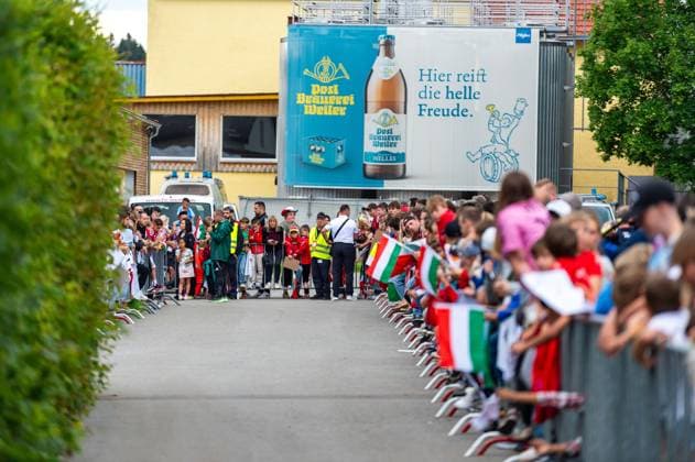 Waiting fans for the autographs GER, Public training Hungarian national team, Football, Euro, UEFA, 12 06 2024, GER, Public training Hungarian national team, Football, Euro, UEFA, 12 06 2024 Weiler im Allgaeu Copyright: xEibner-Pressefoto FlorianxWolfx EP_FWF