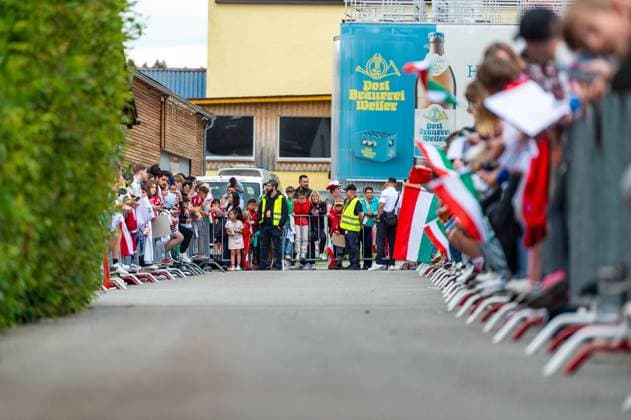 Waiting fans for the autographs GER, Public training Hungarian national team, Football, Euro, UEFA, 12 06 2024, GER, Public training Hungarian national team, Football, Euro, UEFA, 12 06 2024 Weiler im Allgaeu Copyright: xEibner-Pressefoto FlorianxWolfx EP_FWF