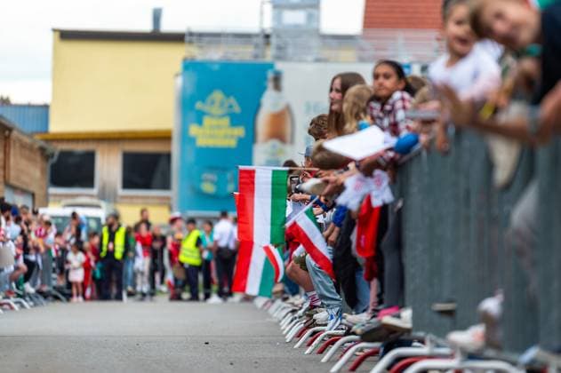 Waiting fans for the autographs GER, Public training Hungarian national team, Football, Euro, UEFA, 12 06 2024, GER, Public training Hungarian national team, Football, Euro, UEFA, 12 06 2024 Weiler im Allgaeu Copyright: xEibner-Pressefoto FlorianxWolfx EP_FWF