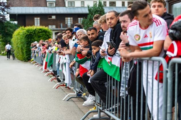 Waiting fans for the autographs GER, Public training Hungarian national team, Football, Euro, UEFA, 12 06 2024, GER, Public training Hungarian national team, Football, Euro, UEFA, 12 06 2024 Weiler im Allgaeu Copyright: xEibner-Pressefoto FlorianxWolfx EP_FWF