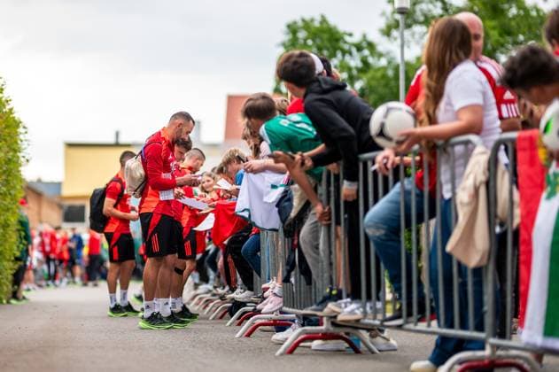 Attila Fiola 5, Hungary signing autographs GER, Public training Hungarian national team, Football, Euro, UEFA, 12 06 2024, GER, Public training Hungarian national team, Football, Euro, UEFA, 12 06 2024 Weiler im Allgaeu Copyright: xEibner-Pressefoto FlorianxWolfx EP_FWF