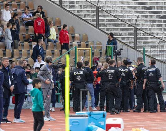 A spectator throws an incendiary device towards the players, the police try to identify the perpetrator European Championship 2024 national team Serbia, public training, Rosenau Stadium Augsburg