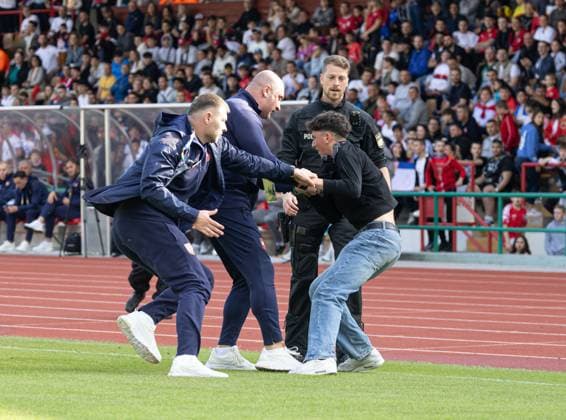 Not the only streaker today EM 2024 national team Serbia, public training, Rosenau Stadium Augsburg