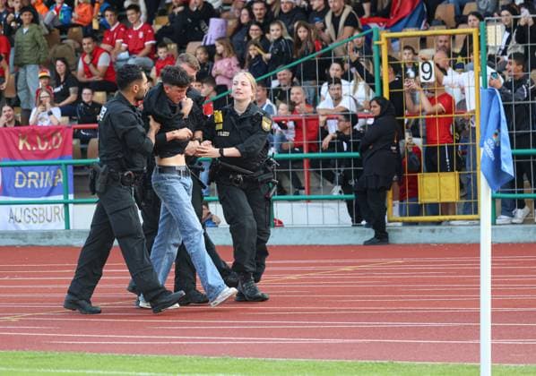 Not the only streaker today EM 2024 national team Serbia, public training, Rosenau Stadium Augsburg