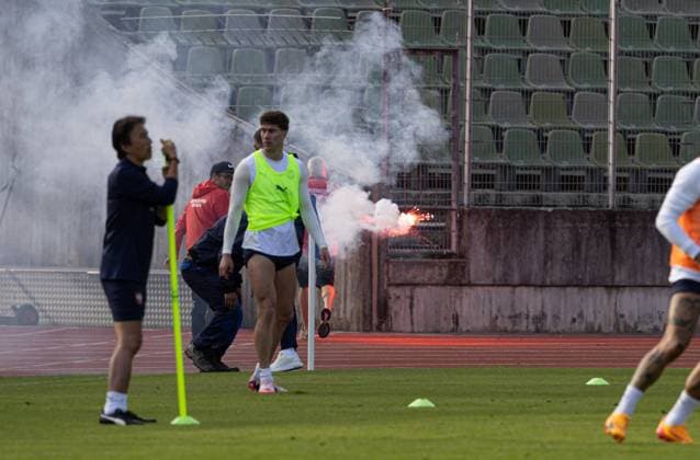 A spectator throws an incendiary device towards the players, it lands on the running track and is removed from the immediate danger zone by a greenkeeper European Championship 2024 national team Serbia, public training, Rosenau Stadium Augsburg