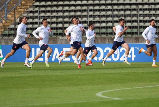 The players go full throttle during training for EURO 2024, logo in the background EM 2024 national team Serbia, public training, Rosenau Stadium Augsburg