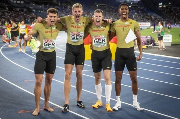 Sport Themen der Woche KW24 Sport Bilder des Tages Leichtathletik-Europameisterschaften; Rom, 12.06.2024 Bronze für die 4x400m Staffel der Männer: Jean Paul BREDAU (GER), Manuel SANDERS (GER), Marc KOCH (GER) und Emil AGYEKUM (GER) ; Leichtathletik-Europameisterschaften am 12.06.24 im Olympiastadion in Rom, Italien. *** European Athletics Championships Rome, 12 06 2024 Bronze for the mens 4x400m relay team Jean Paul BREDAU GER , Manuel SANDERS GER , Marc KOCH GER and Emil AGYEKUM GER European Athletics Championships on 12 06 24 at the Olympic Stadium in Rome, Italy Copyright: xBEAUTIFULxSPORTS LeahxKohringx